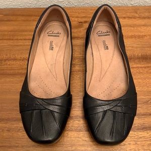 Clarks collection soft cushion black leather flats size 9M